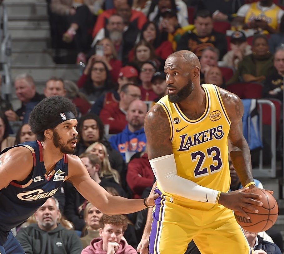 TheDunkCentral's tweet photo. The Lakers would be very open to trading LeBron James for Jarrett Allen, per @WindhorstESPN 

“Obviously, LeBron would have to want to sign with the Cavs, but if your pathway to paying LeBron the money is to trade Jarrett Allen for him, the Lakers would KILL for Jarrett Allen. KILL for him. All right? They would do that deal in 17-tenths of a second.”

(Via @ESPNCleveland )
