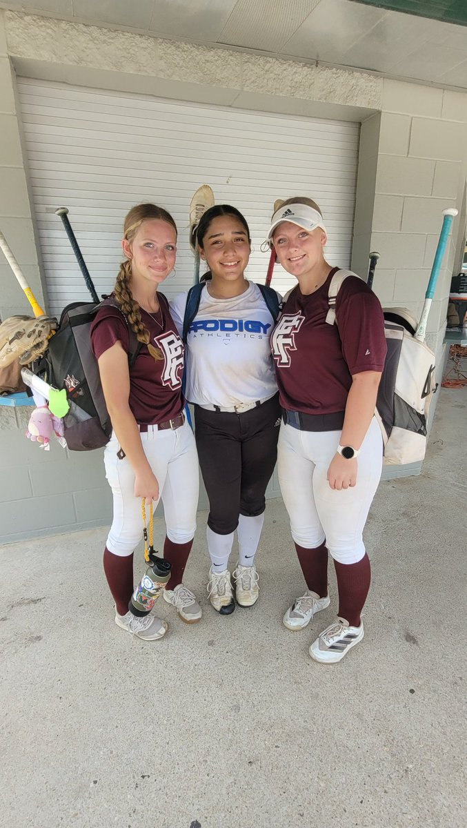 TeaganMassey27's tweet photo. It's always a good time playing a high school teammate in the select world. Loved seeing you, Vic. ❤️ @DHSWOLVES_SB @Nicoleeee_04 @MollyMassey2029 https://t.co/Yb5Y70EeOg