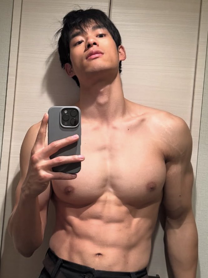 suhojinyoung's tweet photo. yehao the man that you are 💪🏼 https://t.co/qsF7AHg305
