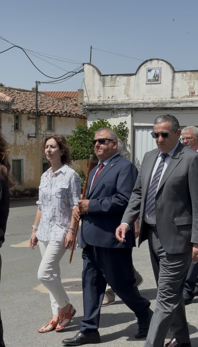dipuzamora's tweet photo. Esta mañana, el presidente, Javier Faúndez, y la diputada por la comarca de Tierra de Alba, @AmarantaRaton, han acompañado al alcalde de #FerrerasDeAbajo, Jesús Hernández, y a todos los vecinos en la celebración, en honor a San Juan Bautista. 

💚❤️❤️

#DiputaciónDeZamora https://t.co/hp90DiyWrh