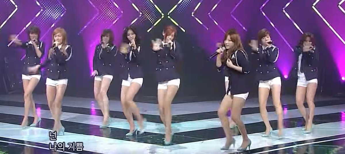 Ren280896's tweet photo. @syyyy_aa @heartsy4u @imchooi Taeyeon aja main vocal gak di center malah diluar formasi HN nya https://t.co/bphNqqUsh4