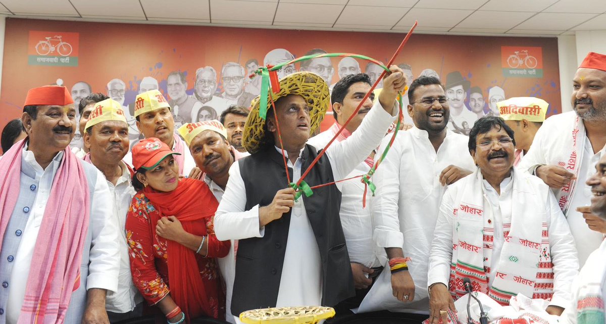 samajwadiparty's tweet photo. समाजवादी पार्टी, उत्तर प्रदेश
19, विक्रमादित्य मार्ग, लखनऊ
     प्रकाशन/प्रसारण हेतु-    दिनांकः24.06.2026
    समाजवादी पार्टी के राष्ट्रीय अध्यक्ष पूर्व मुख्यमंत्री श्री अखिलेश यादव ने कहा है कि अयोध्या श्रीराम मंदिर में चढ़ावा चोरी महापाप हुआ है। आस्था के साथ खिलवाड़ हुआ है। पूरे देश से जो चढ़ावा आया उसकी लूट हुई। उन्होंने कहा कि भ्रष्टाचार भाजपा का धर्म बन गया है। अयोध्या में जमीनों में भी बड़े पैमाने पर भ्रष्टाचार और लूट हुई है। धन ही भाजपा का धर्म है।
    बुधवार को समाजवादी पार्टी के प्रदेश मुख्यालय लखनऊ में आयोजित एक प्रेसकांफ्रेंस में श्री अखिलेश यादव ने कहा कि देश की आस्था, सनातन धर्म की परम्परा प्रभु श्रीराम के स्थान पर हुए भ्रष्टाचार और चढ़ावा चोरी की भगवान ने पोल खुलवा दी। अभी तो कुछ ही चीजों का खुलासा हुआ है। लोगों ने संस्थाओं और व्यक्तिगत तौर पर जो चढ़ावा दिया है उसकी जानकारी के माध्यम से दे रहे है। अयोध्या में चढ़ावा चोरी के खुलासे से देश और दुनिया के सामने बहुत खराब संदेश गया है।
    चढ़ावा चोरी पर एसआईटी के गठन पर श्री अखिलेश यादव ने कहा कि अयोध्या में लोगों के विश्वास में सेंध लगी है। उन्होंने कहा कि प्रभु श्रीराम के मंदिर में चोरी होती रही और जिन्होंने वहां सबसे ज्यादा बार दौरा किया वे क्या करने जाते थे। उन्होंने क्या किया?
    श्री यादव ने कहा कि कुछ न्यूज चैनल अयोध्या में चढ़ावा चोरी की खबरों को लेकर भेदभाव कर रहे हैं। उन्हें आस्था और सनातनी परम्परा के साथ भेदभाव नहीं करना चाहिए। सच्चाई सामने लानी चाहिए।
    श्री अखिलेश यादव ने कहा कि लखनऊ के अलीगंज में हुई अग्निकांड की घटना में सुरक्षा नियमों का पालन नहीं हुआ। अगर सुरक्षा नियमों का पालन हुआ होता तो छात्रों-नौजवानों की जान बचायी जा सकती थी। अलीगंज अग्निकांड की घटना सामान्य घटना नहीं है। अगर लखनऊ में होटलों में हुए अग्निकांड की घटनाओं से सरकार पहले जाग गयी होती तो यह घटना नहीं होती। महाकुंभ में भी कई बार आग लगी लेकिन सरकार ने कोई सबक नहीं लिया। जब हजरतगंज के होटल में आग लगी थी तो सरकार ने कहा था कि 24 घंटे के अंदर बुलडोजर चल जाएगा चूंकि होटल सरकार समर्थक का था, इसलिए बुलडोजर नहीं चला।
    श्री अखिलेश यादव ने कहा कि प्रदेश में दस साल से भाजपा सरकार है। सरकार ने अपनी जिम्मेदारी नहीं निभाई। इसीलिए यह घटना हुई। समाजवादी सरकार में डायल 100 बनाया गया था। उस समय सरकार की कोशिश थी कि सभी आपात कालीन सेवाएं उस पर आ जायं। फायर, मेडिकल, पुलिस एमरजेंसी सब कुछ डायल 100 पर लाया जा रहा था। हमारी कोशिश थी कि आपात कालीन सेवाएं लोगों को 5 मिनट में मिल जाए, लेकिन भाजपा सरकार ने डायल 100 को बर्बाद कर दिया। अलीगंज की घटना में इमरजेंसी सेवाओं का पहले तो फोन नहीं उठा, जब उठा भी तो कहा गया कि हम ये काम नहीं करते हैं। अमृत काल और विश्वगुरू बनने वाली सरकार के पास इमरजेंसी में दीवार तोड़ने के लिए हथियार नहीं थे। दीवार काटने के लिए मशीन नहीं थी। अगर समय पर दीवार काट दी जाती तो बहुत बच्चों की जान बच जाती।
    श्री यादव ने कहा कि बच्चे खोने के दुःख से बड़ा कोई दुःख नहीं होता है। सरकार के जो लोग अपने व्यक्तिगत जीवन के लिए जी रहे है, उनसे क्या उम्मीद की जा सकती है। छात्र-छात्राएं और नौजवान बच्चों की जान चली गयी। सरकार मदद के नाम पर कुछ नहीं कर रही है।
    श्री यादव ने मांग की कि सरकार जान गवांने वाले नौजवानों के परिवारों को अगर दे सकती है तो नौकरी दे, नहीं तो एक-एक करोड़ रूपये दें। जो घायल है, उनका पूरा इलाज कराये और पूरी तरह स्वस्थ होने तक उनके वेतन बराबर धनराशि हर महीने दें उन्होंने कहा कि कुछ लाग कैमरे के सामने दिखावटी आंसू बहा रहे थें जब कैमरा बंद हुआ तो आसू बंद हो गये।
    श्री अखिलेश यादव ने कहा कि घटना की जांच हो। पीड़ितों की पूरी मदद हो, सुरक्षा मानकों का पूरा पालन हो। जिससे भविष्य में दोबार इस तरह की घटना न हो। अलग-अलग पार्टियों के सांसदों के टूटने पर श्री अखिलेश यादव ने कहा कि लोकसभा चुनाव में जनता ने अपने वोट के अधिकार से भाजपा के संविधान बदलने की साजिश को रोक दिया तो अब वे सांसदों को खरीद रहे हैं। सांसदों को डरा रहे है। भाजपा संविधान बदलने के लिए सांसदों को इकट्ठा कर रही है।

 https://t.co/TpTA3aYFDu