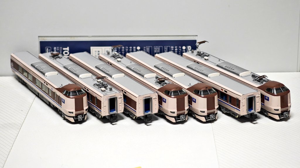 masu_sengun216's tweet photo. JR西日本287系(JR西日本特急色)

久しぶりの加工車両です。
昔から似合うだろうと思っていた物ですが、先日ジャンクで287系を安く入手出来たので満を持して作りました。
前面細帯はライト高さに合わせて3本に削減、貫通扉部の色幅も細くしてスタイリッシュに。

ウチの山陰地区が更に賑やかに…！(？) https://t.co/IZoSryaeB6