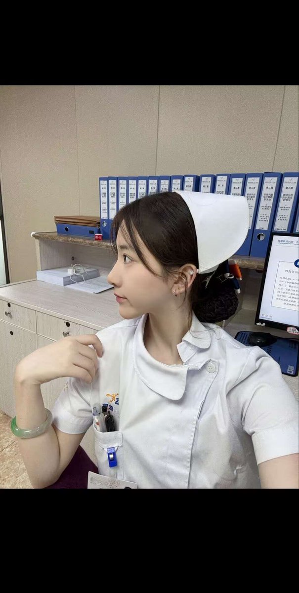 rise1209's tweet photo. 越大越觉得孤单#护士日常#学医的女孩子#03 https://t.co/IHBflYdAof
