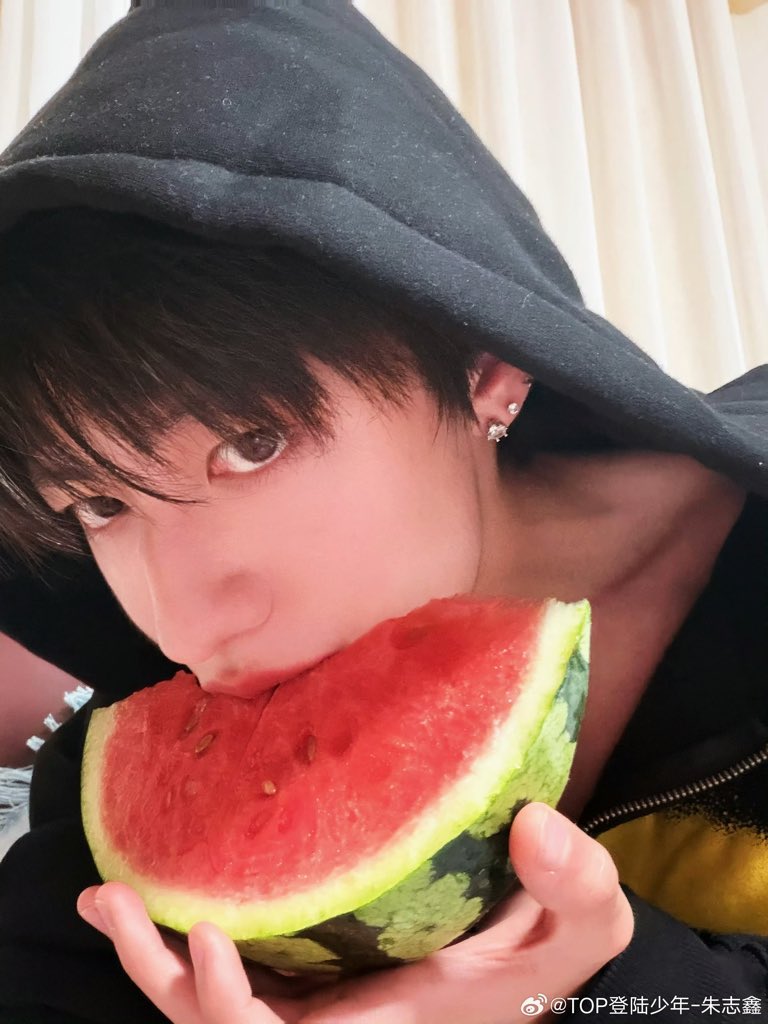 OvObbitm6's tweet photo. 突然发现这照片好像那个舔b视角👅 https://t.co/WsV77XwgU8