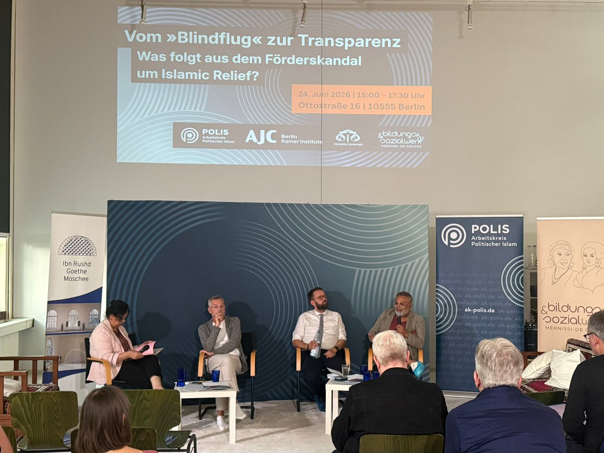 AK_Polis's tweet photo. »Was folgt aus dem Förderskandal um Islamic Relief?«
Über Jahre flossen rund 15 Mio. Euro deutsches Steuergeld in problematische Regionen und Strukturen, teilweise in Bargeldtransfers ohne Nachweise.
Auf dem Podium – moderiert von Seyran Ateş, die den Bundesrechnungshofbericht zur Förderung von Islamic Relief aus Mitteln des Auswärtigen Amts freiklagte.
📺 Zugeschaltet aus Washington: Dr. Lorenzo Vidino (@gwupoe) über die Relevanz des deutschen Berichts für die aktuelle Debatte zur US-Einschätzung von Islamic Relief. Auf dem Podium:
- Michael Roth (SPD), Staatsminister a. D. im Auswärtigen Amt (2013–2021), Vorsitzender des Auswärtigen Ausschusses des Bundestages (2021–2025)
- Dr. Remko Leemhuis, Direktor des AJC Ramer Institute for German-Jewish Relations Berlin
- Ali Ertan Toprak, Bundesvorsitzender der Kurdischen Gemeinde Deutschland