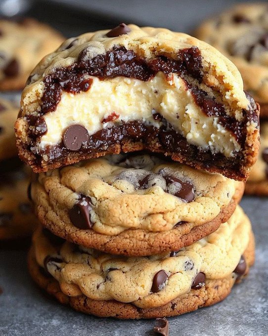 FoodPleaser's tweet photo. Cheesecake Chocolate Chip Cookies 🍪 https://t.co/RXBXKD3ej3