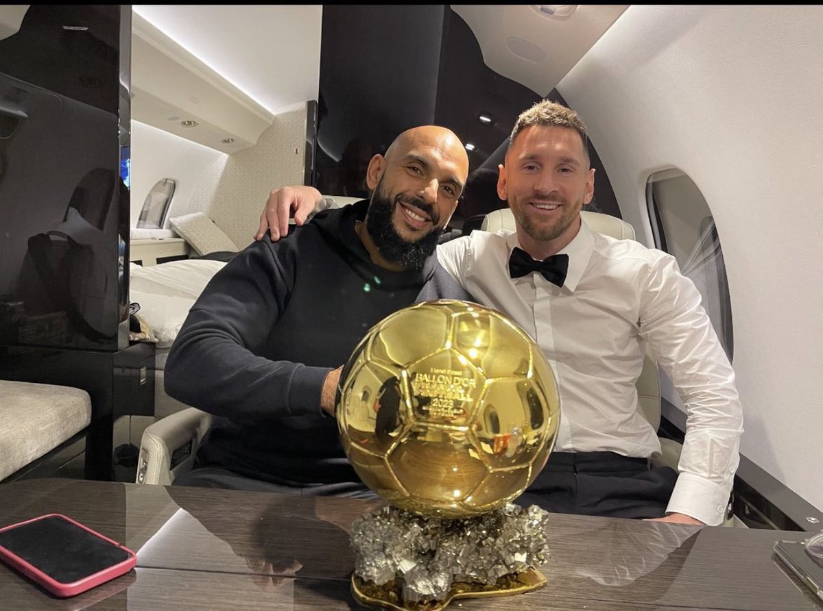 LionelMessiTR_'s tweet photo. 🗣️Yassine Chueko (Messi’nin koruması):

“Messi Ballon d'Or'u kazandığında uçaktaydık ve bana ‘Yassine Ballon d'Or'u sen tut’ dedi. Ben de ona ‘Tamam’ dedim. İlk başta onu başka bir yere taşımamı istediğini düşündüm. Sonra onu taşıdığımda oğluna ve eşine şöyle dedi: "En iyi koruma dalında Ballon d'Or ödülünü kazanan kişi Yassine’dir" 

Çok güzel bir an ve dünyanın en iyi oyuncusunun asla unutamayacağım sözleriydi. Kendimi onun ailesinin bir parçası gibi hissediyorum
