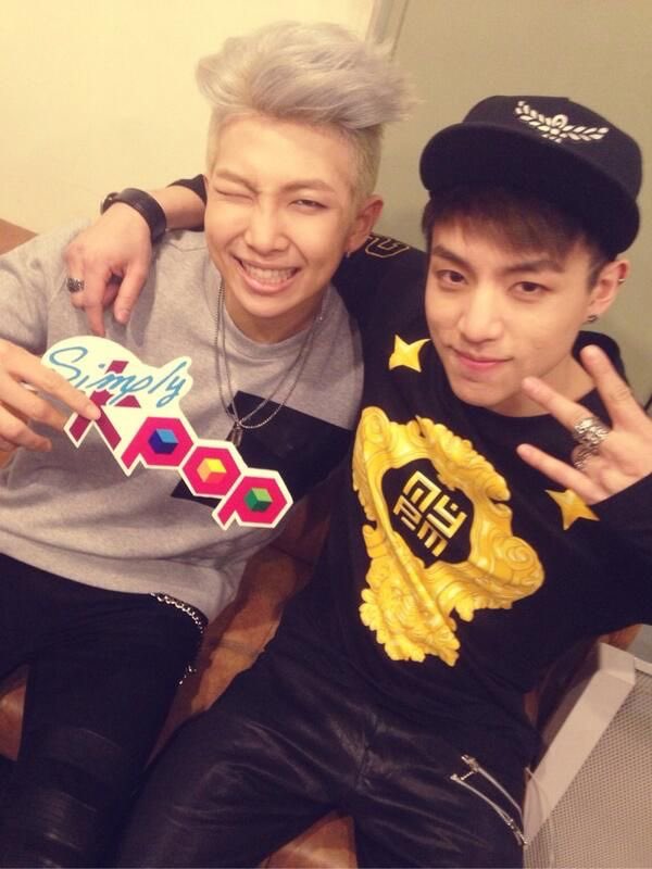 dreamperfectd's tweet photo. My first idol and my last idol are in the same photo together, and the universe didn’t even collapse 🙌 https://t.co/91VeMjHUld