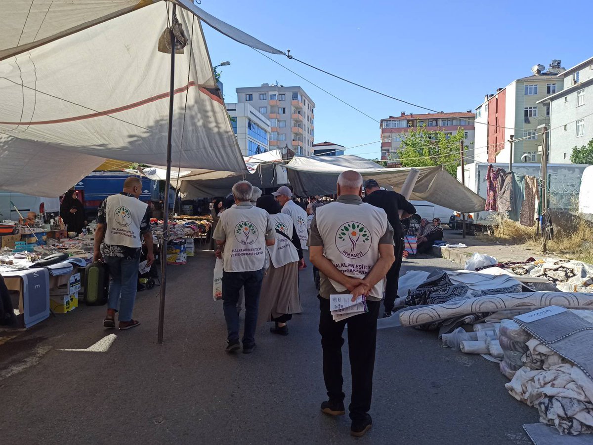 DEMatasehir's tweet photo. Ferhatpaşa mahallesi semt pazarında 28 haziran pazar günü Bağcılar meydanında yapacağımız miting için bildirilerek dağıtarak halkımızı davet ettik.

Haydi Demokratik Toplumla Özgürlüğe! https://t.co/GraD1mRN6R