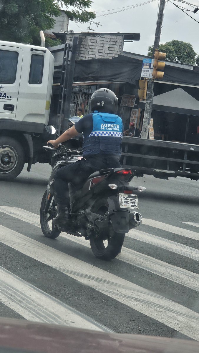 EmergenciasEc's tweet photo. #DenunciaCiudadana
​¡El colmo!
Un agente de control metropolitano con la placa adulterada. 🚨
Lo siguen haciendo porque no hay sanciones reales.
Se supone que ellos deben dar el ejemplo, pero terminan siendo los primeros en incumplir la ley.
¿Hasta cuándo?
@segura_ep @181Responde @ATM_Transito @alcaldiagye @taticoronelf
