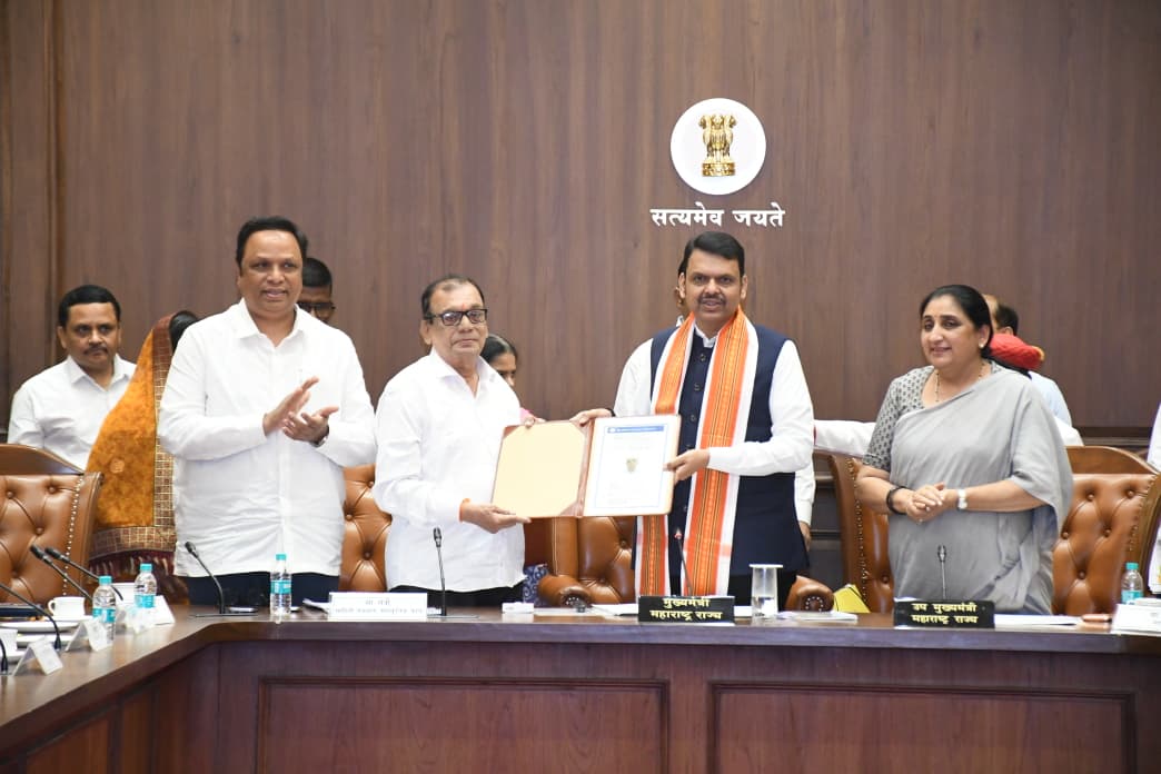 ShelarAshish's tweet photo. माननीय  मुख्यमंत्री देवेंद्र फडणवीस जी यांच्या अध्यक्षतेखाली आणि माननीय उपमुख्यमंत्री सुनेत्राताई पवार जी यांच्या उपस्थितीत इलेक्ट्रॉनिक्स, माहिती तंत्रज्ञान आणि कृत्रिम बुद्धिमत्ता विषयक विविध प्रकल्पांबाबत बैठक पार पडली. यावेळी उपस्थित राहिलो. 

 यावेळी लोकार्पण करण्यात आलेले विविध प्रकल्प :
•महाडीबीटी 2.0 पोर्टल
•सेवा केंद्र मानकीकरण (Standardisation)
•डिजिटल लाइफ सर्टिफिकेट प्रणाली
•महा AI प्रोजेक्ट

.........

Attended a high-level meeting on electronics, information technology and artificial intelligence projects chaired by Hon’ble Chief Minister Devendra Fadnavis Ji, along with Hon’ble Deputy Chief Minister Sunetratai Pawar. 

Key initiatives launched today included:
•MahaDBT 2.0 Portal
•Service Centre Standardization
•Digital Life Certificate System
•Maha AI project

@Dev_Fadnavis @SunetraA_Pawar 
#Maharashtra #AshishShelar