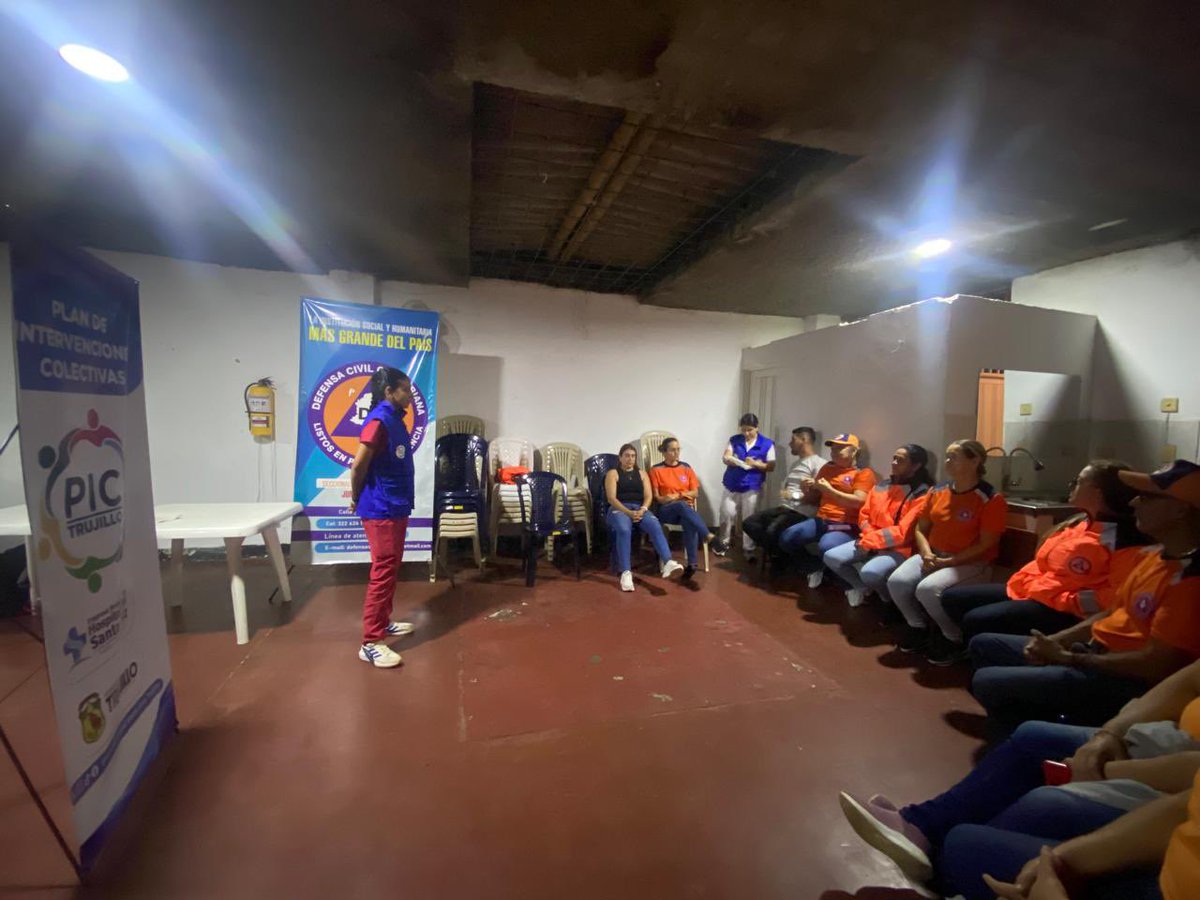 DCCValle's tweet photo. 📍 Trujillo
🧠 Recibimos capacitación en primeros auxilios psicológicos junto a la Secretaría de Salud Municipal, fortaleciendo nuestras capacidades de atención e intervención en situaciones de emergencia.
🧡 #SiempreListos #Capacitación https://t.co/tC91C88Ihp