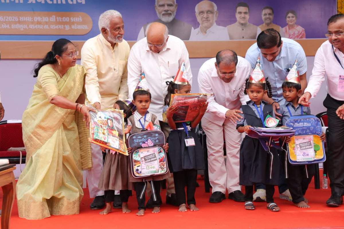 BJP4Karnavati's tweet photo. શિક્ષિત ગુજરાત, વિકસિત ગુજરાત 

માનનીય મુખ્યમંત્રી શ્રી @Bhupendrapbjp સાહેબે આજે વડનગર ખાતે બી.એન.હાઈસ્કુલથી 24મા શાળા પ્રવેશોત્સવ અને કન્યા કેળવણી મહોત્સવનો રાજ્યવ્યાપી શુભારંભ કરાવ્યો. 

આ પ્રસંગે માનનીય મુખ્યમંત્રીશ્રીએ બાળકોને શૈક્ષણિક કીટ અર્પણ કરીને ઉત્સાહભેર શાળા પ્રવેશ કરાવ્યો તેમજ વિવિધ ક્ષેત્રોમાં ઉત્કૃષ્ટ પ્રદર્શન કરનાર પ્રતિભાશાળી વિદ્યાર્થીઓને સન્માનિત કર્યા. 

#ShalaPraveshotsav2026