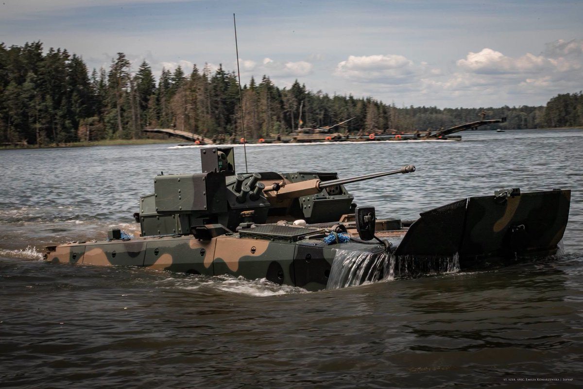 RyszardJonski's tweet photo. You can never have too many great photos of the Borsuk IFV and K2GF Black Panther from the training ground.
📸16 Opsap &amp; 16dz https://t.co/wfUSB3w8XK