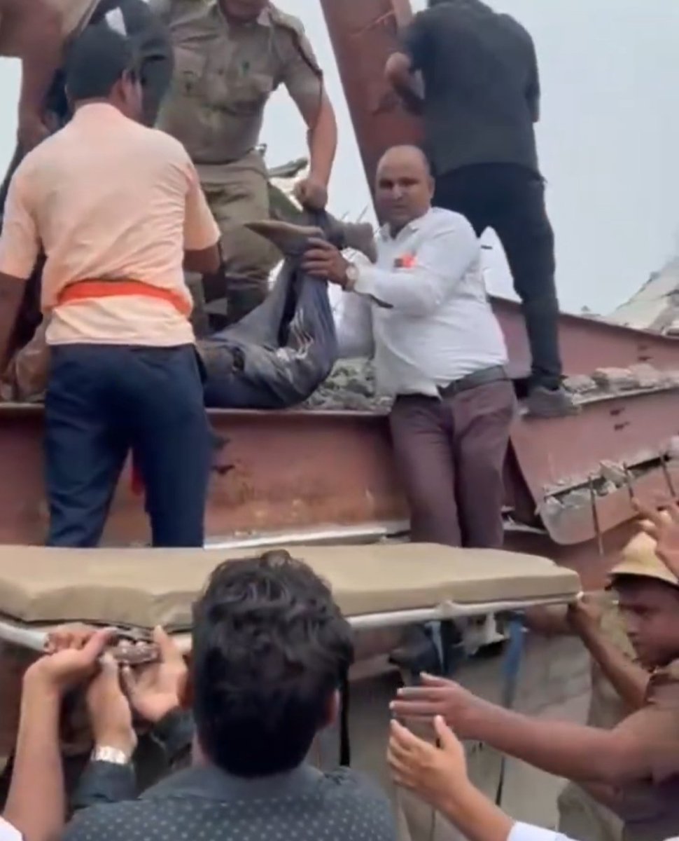 rahimcongress's tweet photo. Taratala, Kolkata accident is heart-wrenching. My deepest condolences to the families who have lost their loved ones. Praying for the speedy recovery of the injured. In this hour of grief, let us all stand together in support of the victims and their families." https://t.co/XAXiDlHgcU