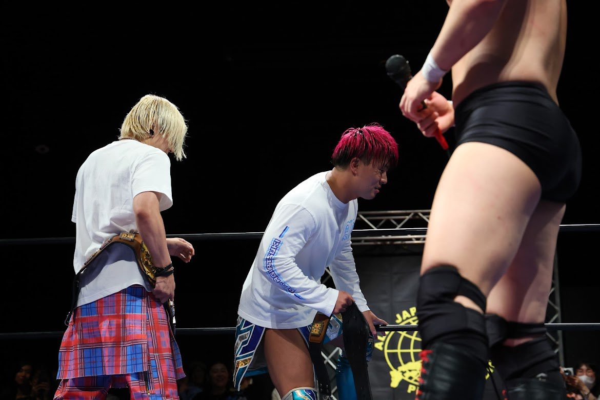 0224RISING8810's tweet photo. アジアタッグ次の挑戦者は小藤アンザイ組になったよ
けど、呼び出されたのに一言も喋らせてくれなかったよ
#ajpw https://t.co/dCJmeLWijP