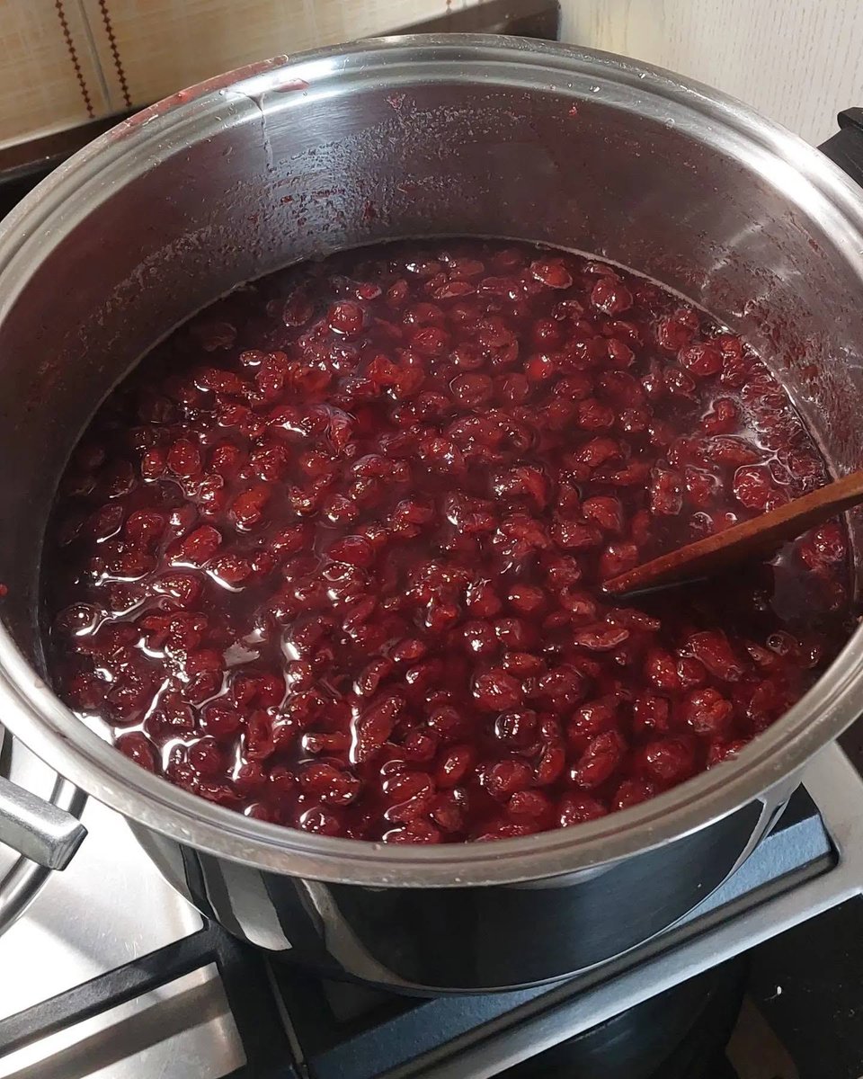 Sara2409558447's tweet photo. Ecco il risultato finale della marmellata di amarene ! Sette vasetti belli pieni: sciroppo denso e quel colore rosso rubino che scalda il cuore.
Perfetta da spalmare sul pane, da abbinare ai formaggi o alla carne.
Mamma ...grazie !! ๐๐๐ง๐๐ฅฉ
#Marmellata #Amarene #Conserve #FattoConAmore