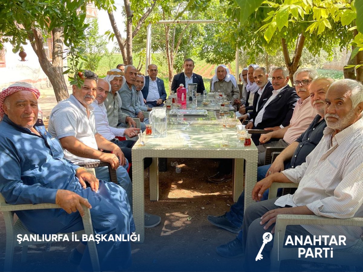 Aparti63's tweet photo. İl Başkanlığımız olarak Mamuca Mahallesi Muhtarı Sayın Mehmet Bulut’u evinde ziyaret ettik. Nazik misafirperverliği için teşekkür ediyor, yeni görevinde kendisine başarılar ve hayırlı hizmetler diliyoruz. https://t.co/rRXceCgCqb