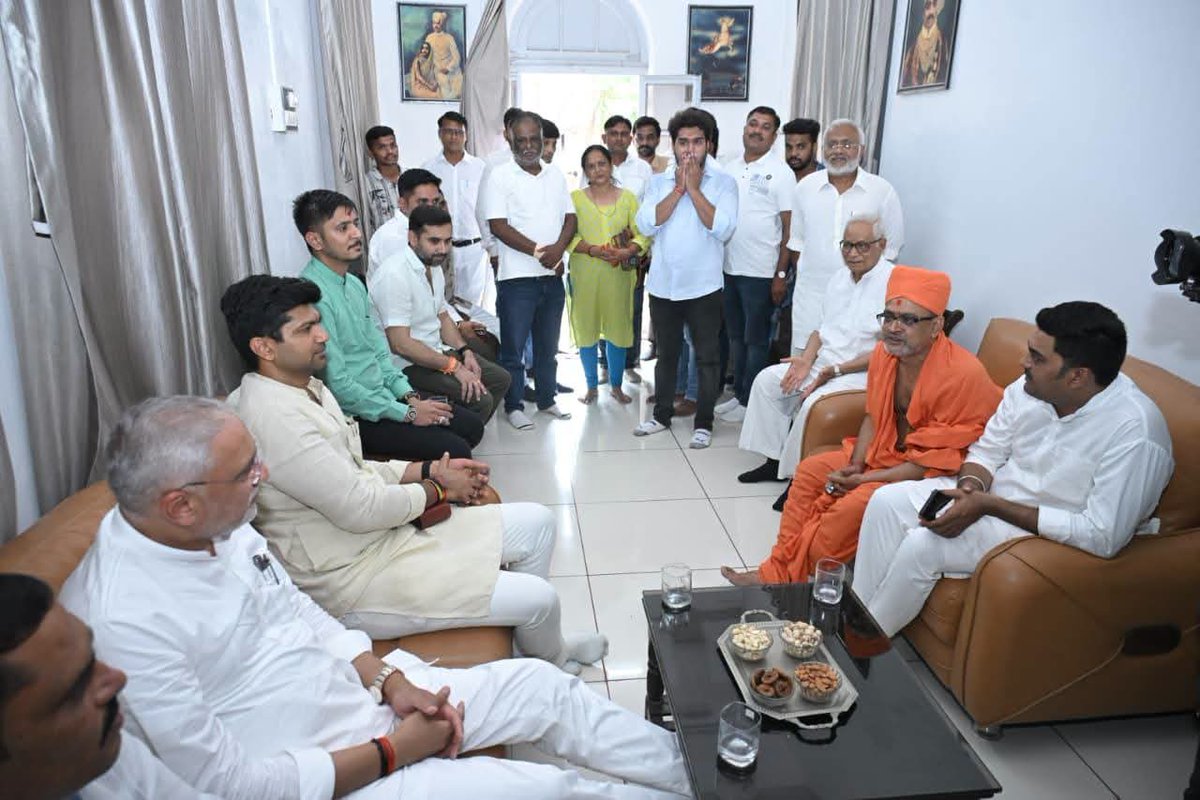 BJP4Karnavati's tweet photo. પ્રદેશ અધ્યક્ષ શ્રી @iJagdishBJP જી એ અખિલ ભારતીય સંત સમિતિના નર્મદા જિલ્લા અધ્યક્ષ પરમ પૂજ્ય સ્વામી શ્રી સિદ્ધેશ્વરદાસજી મહારાજની મુલાકાત લઈ તેમના આશીર્વાદ ગ્રહણ કર્યા. https://t.co/y9dVhBPPST