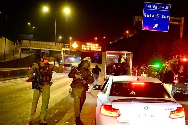 chicureohoy's tweet photo. Operativo nacional deja 184 detenidos y refuerza controles en la RM.
Colina y Huechuraba estuvieron entre las comunas intervenidas durante el despliegue que movilizó a cerca de 200 funcionarios.
https://t.co/2FU4JncrEy https://t.co/GdJ4xJjy9d