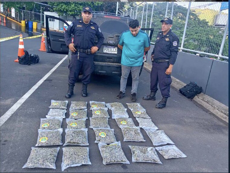 elheroeazul's tweet photo. José Ángel Ascencio González, de 32 años, capturado en Las Chinamas, Ahuachapán.

Al entrar al país se inspeccionó su vehículo, se detectó una caleta debajo los asientos.

Se incautó:
- Porciones grandes de marihuana
- 2 celulares

Será remitido por tráfico ilícito de drogas.- https://t.co/zYyzb4qCMd