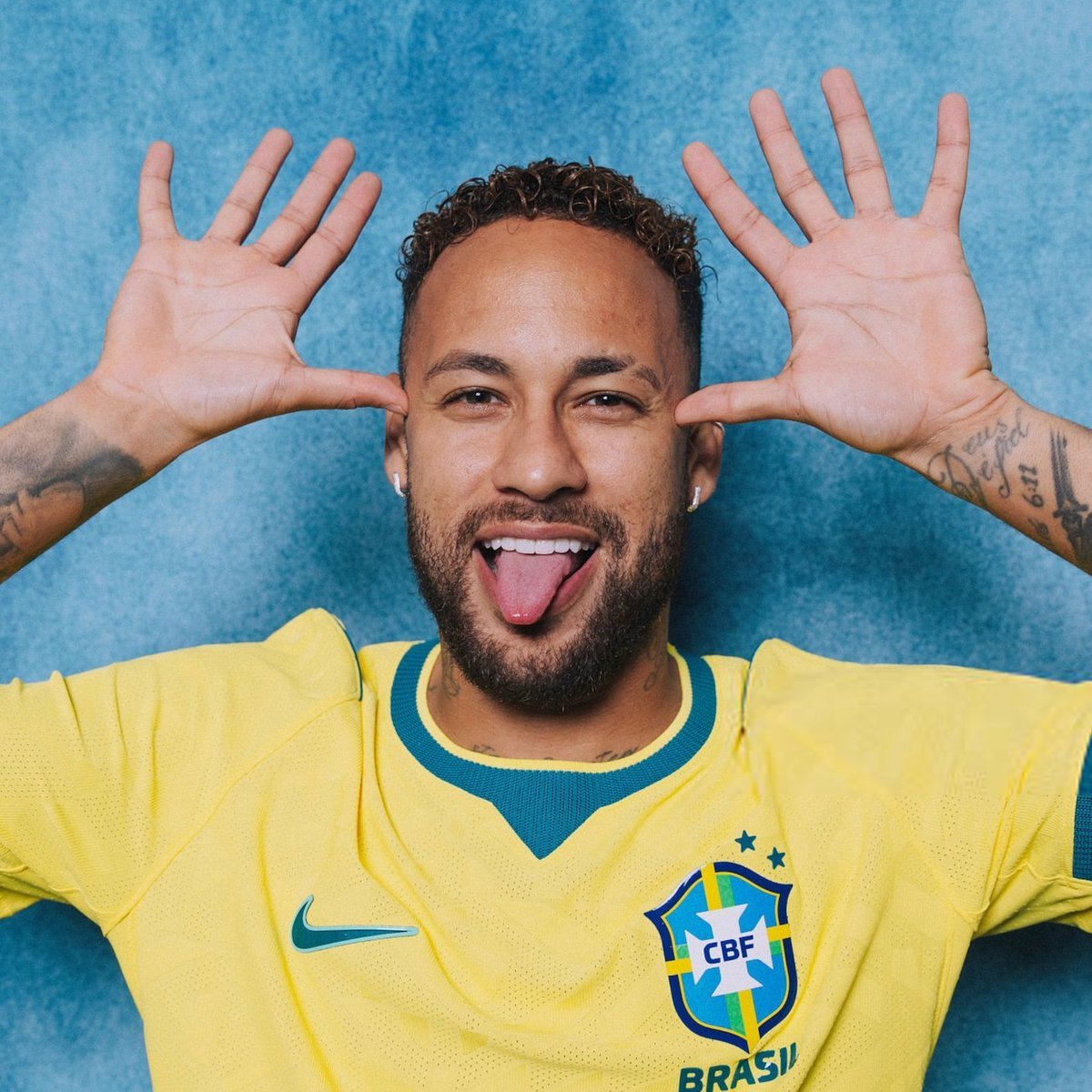 Sage_FCB's tweet photo. 🚨Ronaldinho on Neymar being available for the Scotland game:

🗣“I think everyone who loves football is happy to see Neymar back. At every World Cup there are great players, but Neymar is one of those special players people pay to watch. He brings joy to the game, he brings creativity, and he can make something happen when nobody expects it.

Football has missed his magic. When Neymar is on the pitch, there is always excitement because he has the ability to change a game with one touch, one dribble, or one pass. That is a gift very few players have.

People talk a lot about his injuries, but they don't always understand what he has been through. It is not easy to keep coming back after so many setbacks. It takes strength mentally and physically. Throughout his career he has faced difficult moments, but he has always found a way to return and continue playing with a smile on his face.

With Raphinha unavailable, Brazil will need players who can take responsibility and inspire the team. Neymar does not have to replace anyone because he brings his own qualities. He gives confidence to the players around him and he gives hope to the fans watching.

I saw his recent post about his "last dance" and it tells me he is motivated. He knows how important this World Cup is and he understands what it means to represent Brazil on the biggest stage.

If he plays tonight, I expect him to enjoy himself and play with freedom. When Neymar is happy and confident, he can be one of the most entertaining and decisive players in world football.

I would not bet against him having a big tournament from this moment forward.”