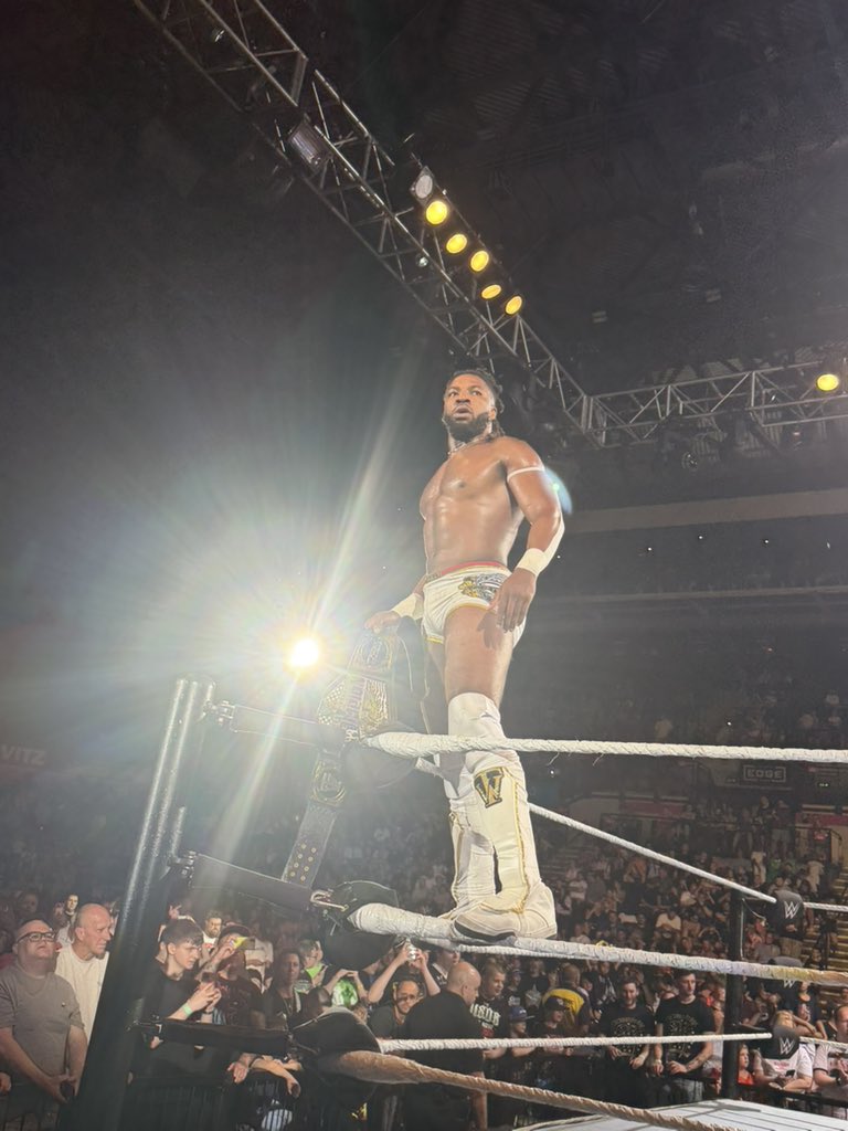 _andyglv's tweet photo. #WWESheffield Trick retains https://t.co/4F6UL4pPQu