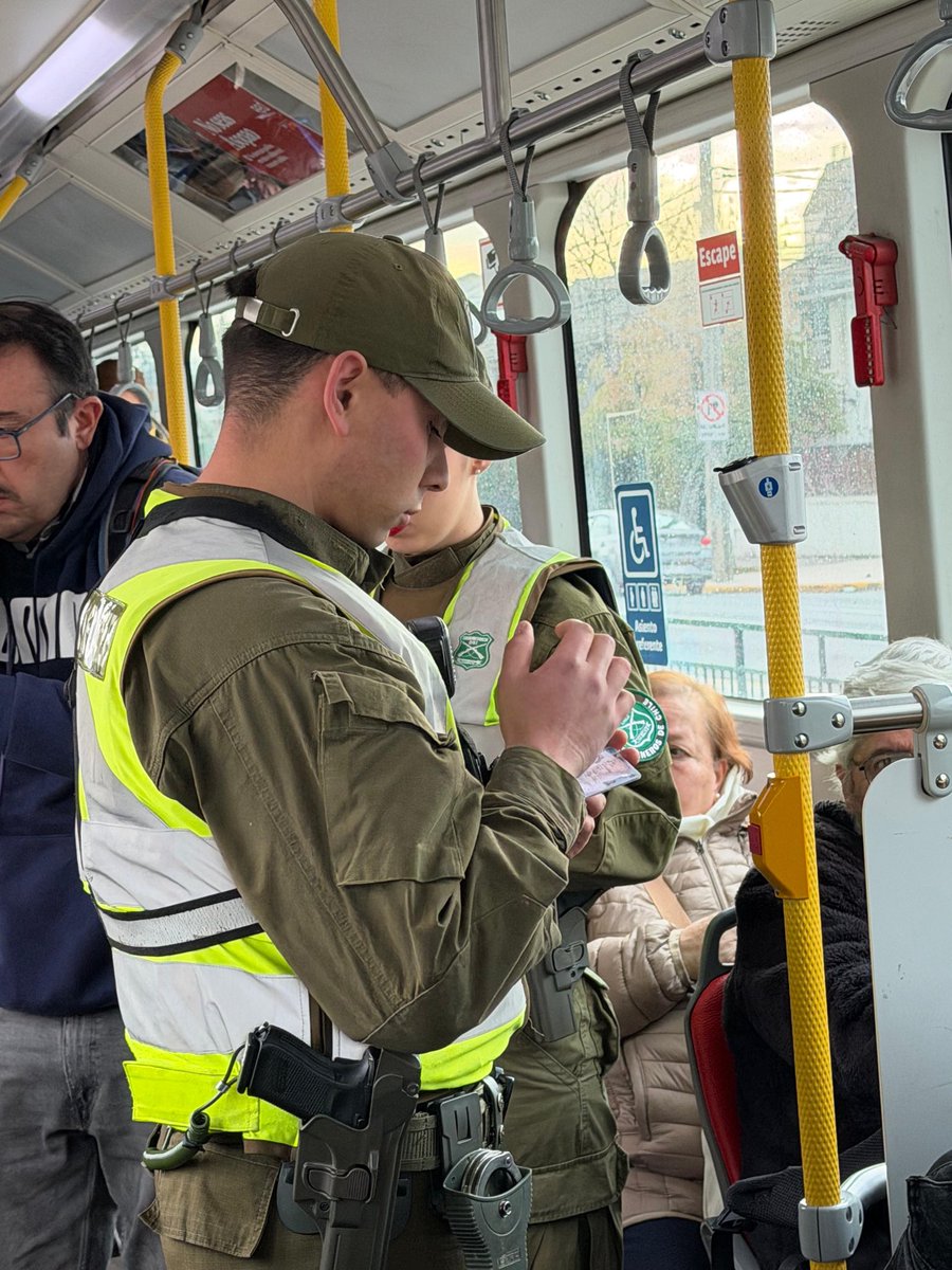 MuniNunoa's tweet photo. Esta tarde realizamos un operativo de fiscalización en el transporte público en Av. Grecia junto a Carabineros.

Se efectuaron controles de identidad a bordo de buses y se entregaron recomendaciones de seguridad a pasajeros para prevenir delitos como el robo por sorpresa. https://t.co/Vnn7hCXdGg