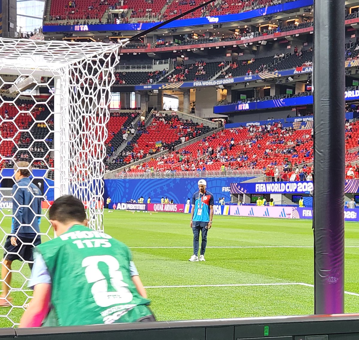 jpehaiti's tweet photo. 🇭🇹 Wilson Isidor ap mezire tout kwen ak distans anndan sifas reparasyon an. Lap mache, lap reflechi. Ret 60 minit pou match kòmanse 🤔🇭🇹🇲🇦 ⚽️ #WorldCup https://t.co/5AMJjAwr9L
