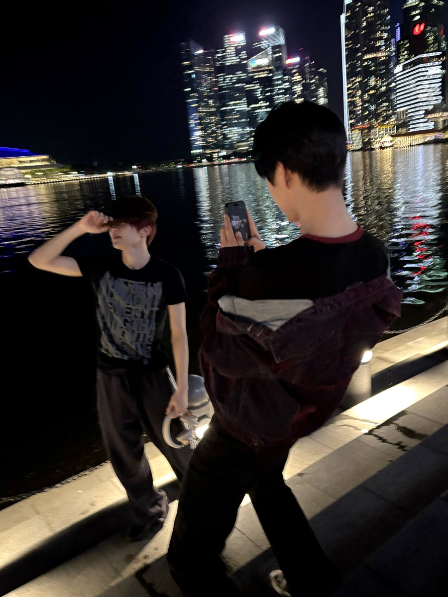 DYgyeon's tweet photo. 형 사진 찍어주는 거 모아서 보니까
장기연애미 미쳣음.....♡
찍사님 자세도 점점 프로페셔널��지심 (일단뒤로눕고무릎을굽힌다) https://t.co/sTGmI6SkNg