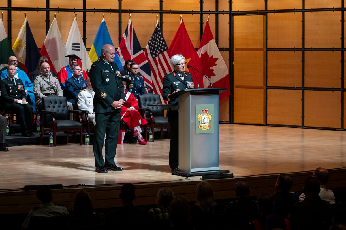CDS_Canada_CEMD's tweet photo. Bravo Zulu aux diplômé·es du Programme de commandement et d'état-major interarmées et du Programme de sécurité nationale! https://t.co/FFBngr9lnZ