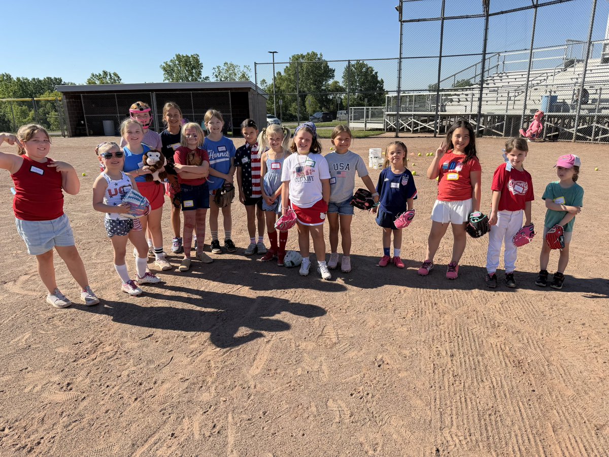 saline_softball's tweet photo. Today we wrapped up our Youth Camp!

We were impressed by all of our campers for trying new skills, working hard, &amp; having fun.

Thank you to our coaches &amp; players for a great week!

@mfoster_27 @lainesattler @jordyn_flack Taylor Edwards &amp; Claire Wagner 

🐝🥎 https://t.co/BktGglsQaa