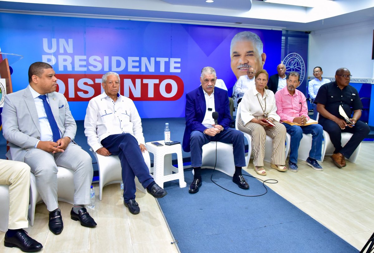 miprd's tweet photo. Reunimos a nuestros presidentes provinciales para evaluar los avances del fortalecimiento organizativo del PRD y coordinar las acciones que impulsarán el crecimiento de nuestras estructuras en todo el país.

Seguimos trabajando por un PRD fuerte, activo y cercano a la gente.
#PRD https://t.co/sEnDITTSEy