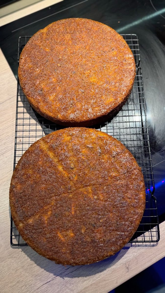 tiphe_j's tweet photo. Am I the only one who has never tasted carrot cake? How does it taste? Is it better than banana bread? https://t.co/QAENZNIidF