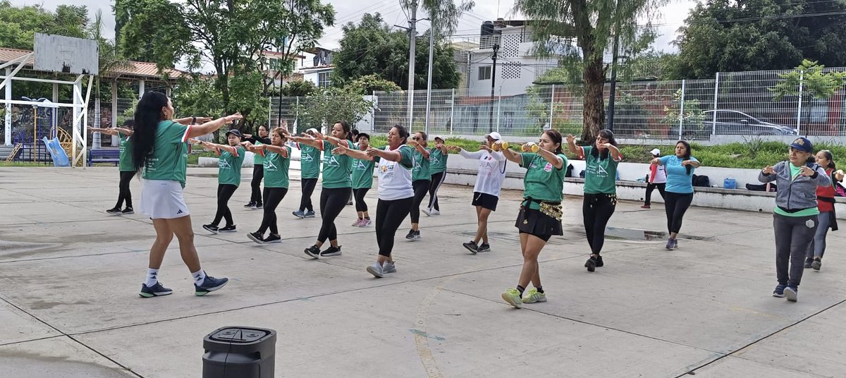 S50092Elizabeth's tweet photo. En la Celebración del #MundiaLSocisl2026🇲🇽
Promotora Deportiva Elizabeth Santiago Villalobos "Voluntaria de la promoción de la Actividad Física y El Deporte" enciende el #SemáforoDeportivo🚦@FAHHdeporte con una clase Aeróbica Municipio De Sebastian Tutla Oaxaca de Juárez https://t.co/1UcYoZynCa