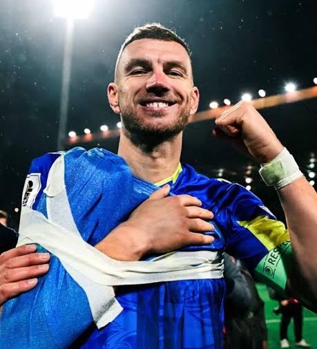 _BeFootball's tweet photo. C’EST SPLENDIDE !!! 🍿🤩

Edin Dzeko 🇧🇦 a connu la première participation de la Bosnie en Coupe du Monde en 2014 au Brésil. 🇧🇷🌍 

12 ans plus tard, il va disputer le premier 16e de finale de son pays à l’âge de 40 ans. 🍷 

𝗟𝗔 𝗟𝗘́𝗚𝗘𝗡𝗗𝗘𝗘𝗘𝗘𝗘𝗘 https://t.co/e3h1Evizzd