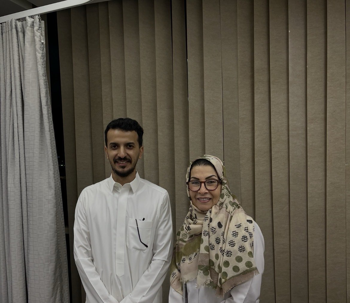 hatimshamrani's tweet photo. زرت اليوم مستشفى سمير عباس وبالصدفة التقيت بالدكتورة المتميزة نعمت السيوفي استشارية الصدرية التي خدمت سنوات طويلة في مستشفى الملك فهد بجدة قبل تقاعدها. أعادني اللقاء لتذكر عطائها وتميزها المهني والإنساني وحسن تعاملها مع المرضى والزملاء.
نماذج وطنية مشرّفة تستحق كل التقدير والوفاء https://t.co/HCOrDsYghM