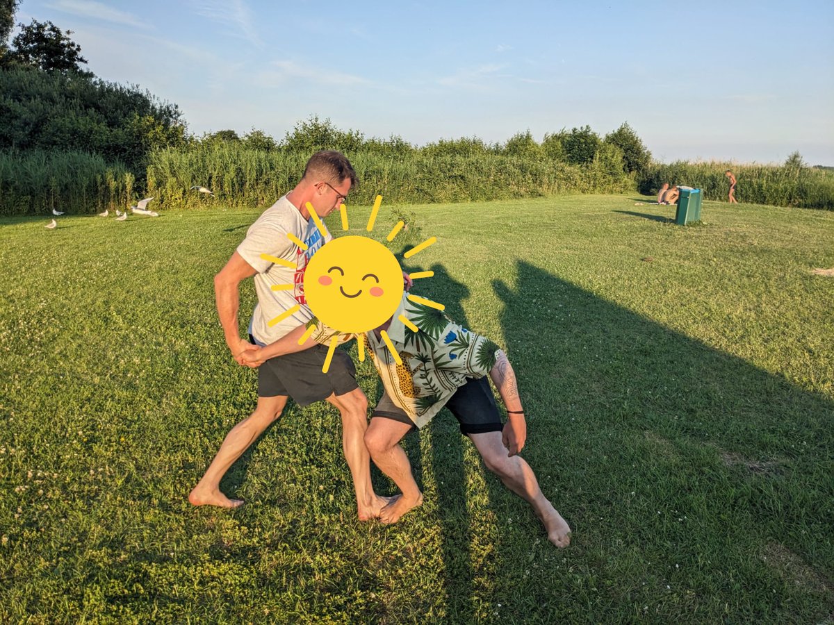 InheemsEuropees's tweet photo. Gezelligheid alom met #Midzomer. Het was een enerverende avond, je kon de kosmische energie voelen🔥💫☀️ https://t.co/lumxkRIo9I