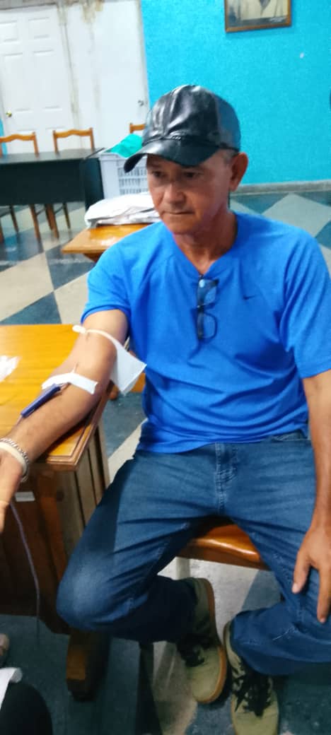 AzumatLasTunas's tweet photo. El compañero Rubén Sánchez, Jefe de Seguridad y Protección de AZUMAT Las Tunas, realizó hoy una donación voluntaria de sangre en saludo al XXII Congreso de la CTC, al 26 de Julio y al Centenario del Comandante en Jefe Fidel Castro Ruz.
#AZUMAT
#LasTunas #DonarSangreEsSalvarVidas https://t.co/5teu098YH8