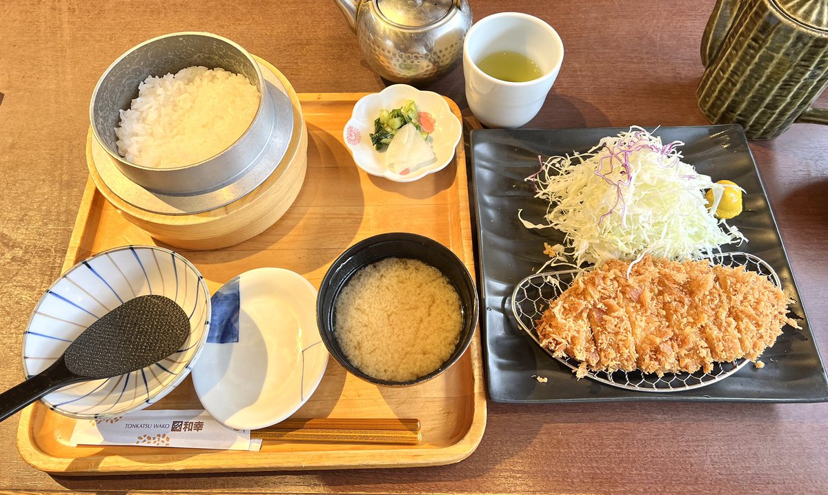 casshern_pat's tweet photo. 今日の１枚

とんかつ和幸
和幸御飯1180円😄🎉

キャベツ、味噌汁おかわり無料✌️

キャベツのみ🥬おかわり😄
ごはん🍚半分持ち帰り☝️

#町田市
#多摩境
#とんかつ
#和幸 https://t.co/j7tivjGvSP