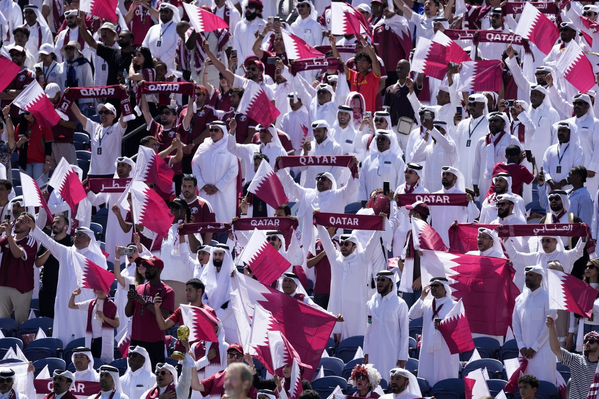 El_Universal_Mx's tweet photo. 🇧🇦3 🆚1 🇶🇦 Bosnia y Herzegovina derrota a Catar y se queda en el tercer puesto del grupo B

Los europeos se mantienen a la espera de los resultados de los demás grupos para saber si pasan a la siguiente ronda o se regresan a casa

#FOTOS: EFE https://t.co/ASeyEr0R0h