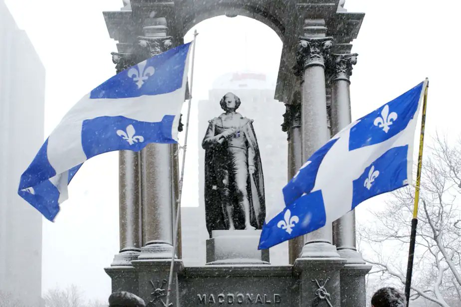 Vivrelhistoire's tweet photo. « Nous sommes des Québécois. Ce que cela veut dire, d'abord et avant tout, et au besoin exclusivement, c'est que nous sommes attachés à ce seul coin du monde où nous puissions être pleinement nous-mêmes. Ce Québec qui, nous le sentons bien, est le seul endroit où il nous soit possible d'être vraiment chez nous. Être nous-mêmes, c'est essentiellement de maintenir et de développer une personnalité qui dure depuis trois siècles et demi. Au cœur de cette personnalité se trouve le fait que nous parlons français.

Tout le reste est accroché à cet élément essentiel et en découle ou nous y ramène infailliblement. Dans notre histoire, l'Amérique a d'abord un visage français, celui que, fugitivement mais glorieusement, lui ont donné Champlain, Joliette, Lasalle, La Vérendrye. Les premières leçons de progrès et de persévérance nous sont fournies par Maisonneuve, Jeanne Mance, Jean Talon, celles d'audace et d'héroïsme par Lambert Closse, Brébeuf, Frontenac, d'Iberville. Puis vint la conquête. Nous fûmes des vaincus qui s'acharnaient à survivre petitement sur un continent devenu anglo-saxon. Tant bien que mal, à travers bien des péripéties et divers régimes, en dépit de difficultés sans nombre, nous y sommes parvenus. [...] 

Nous sommes fils de cette société dont le cultivateur, notre père ou notre grand-père, était encore le citoyen central. Nous sommes aussi les héritiers de cette fantastique aventure que fut une Amérique d'abord presque entièrement française, et plus encore de l'obstination collective qui a permis d'en conserver vivante cette partie qu'on appelle le Québec. Tout cela se trouve au fond de cette personnalité qui est la nôtre. Quiconque ne le ressent pas à l'occasion n'est pas, n'est plus l'un d'entre nous. »

René Lévesque, Option Québec