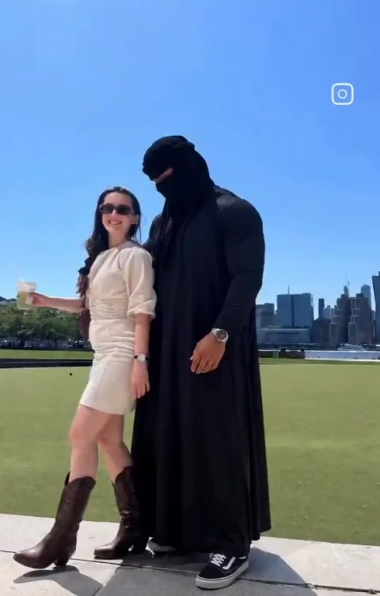 MelonieMac's tweet photo. My timeline is filled with edited pics of men in burqas, I've been laughing my butt off for days over it 🤣 Keep mocking Islam, it's barbaric and doesn't deserve respect. 

Jesus Christ is the only way ✝️🙏🏼 https://t.co/Hr7ogtLVHf