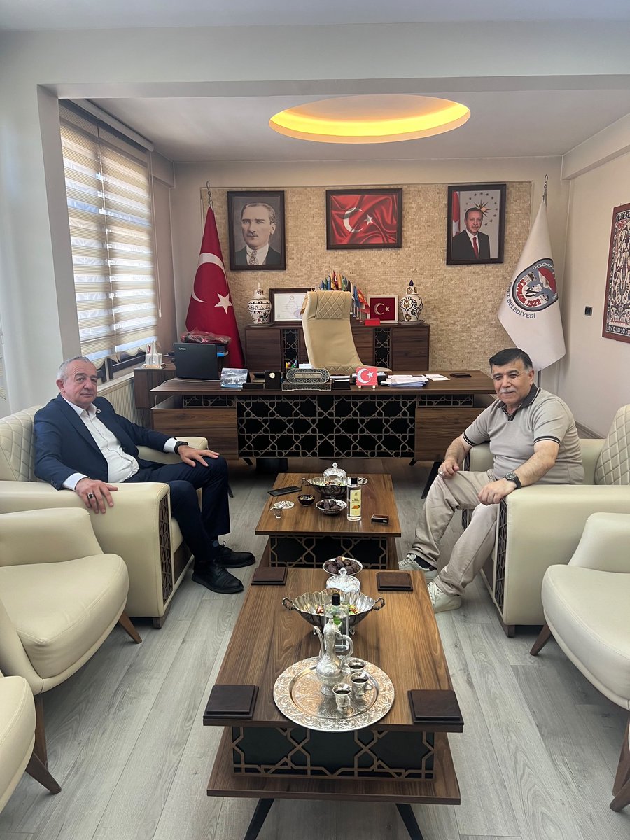 TekinBenli2's tweet photo. Emet Belediye başkanı sayın Mustafa koca beye ziyarette bulunduk bizlere göstermiş olduğu ilgi ve alaka için teşekkür ederim 🇹🇷☝ https://t.co/rqecCiawMZ