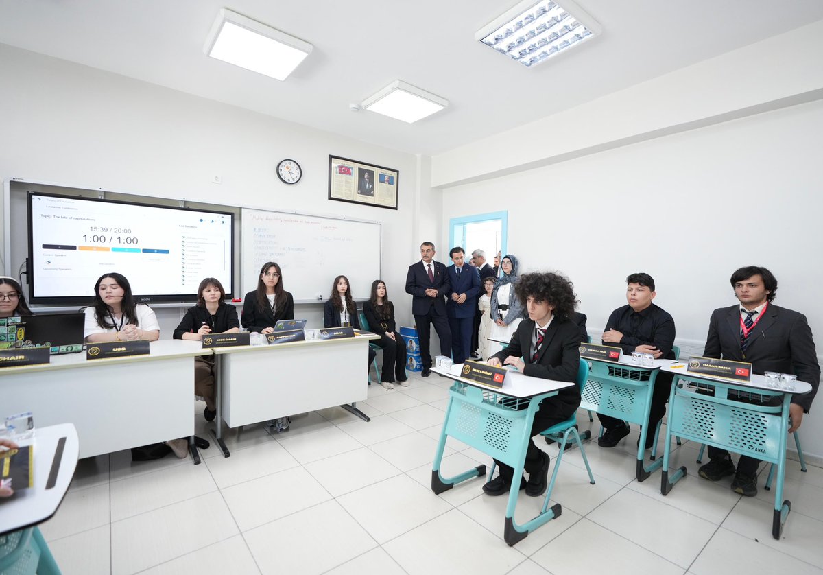 tcmeb's tweet photo. Millî Eğitim Bakanı @Yusuf__Tekin, Ümitköy Kız Anadolu İmam Hatip Lisesinin Mezuniyet Törenine Katıldı

📌 Törendeki konuşmasında Bakan Tekin; öğrencilere, “Önünüzde yepyeni bir hayat başlıyor. Bizim bütün çabamız, sizin bu önünüzdeki yeni hayat diliminde sizi güçlü kılacak. Sizin daha sağlıklı bir şekilde mücadele etmenizi, bu ülkeye daha kuvvetli bağlarla bağlı olmanızı sağlayacak bir eğitim öğretim vermeye çaba sarf ettik. Millî Eğitim Bakanlığı olarak hayatınızın her aşamasında sizin yanınızda olacağımızı taahhüt ediyorum.” diye seslenirken eğitimciler içinse “Ne yaparsak yapalım, öğretmen arkadaşlarımız olmazsa bahsettiğimiz çalışmaların hiçbir karşılığı olmayacağının farkındayım.” sözlerine yer verdi. 

📌 Tören sonrasında Bakan Tekin, öğretmenler odasında eğitimcilerin eğitim öğretim yılıyla ilgili değerlendirmelerini dinledi, istişarelerde bulundu.

👉🏻 https://t.co/cHwtELsSy3