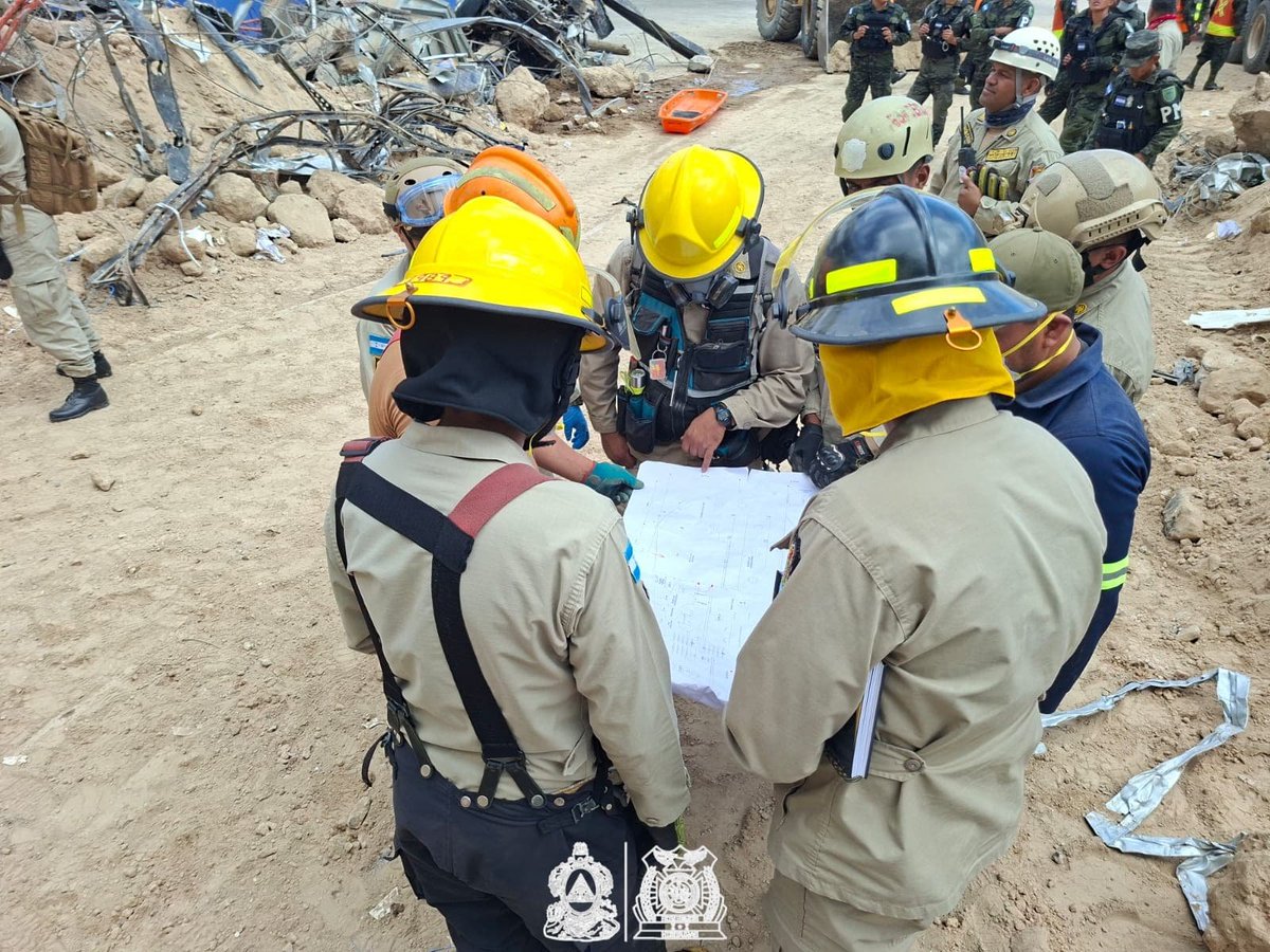 BomberosHn's tweet photo. Nos encontramos planificando la 3era búsqueda de la persona soterrada, con especialistas es rescate y guiados por los planos de la infraestructura. https://t.co/9fQim3fTaD