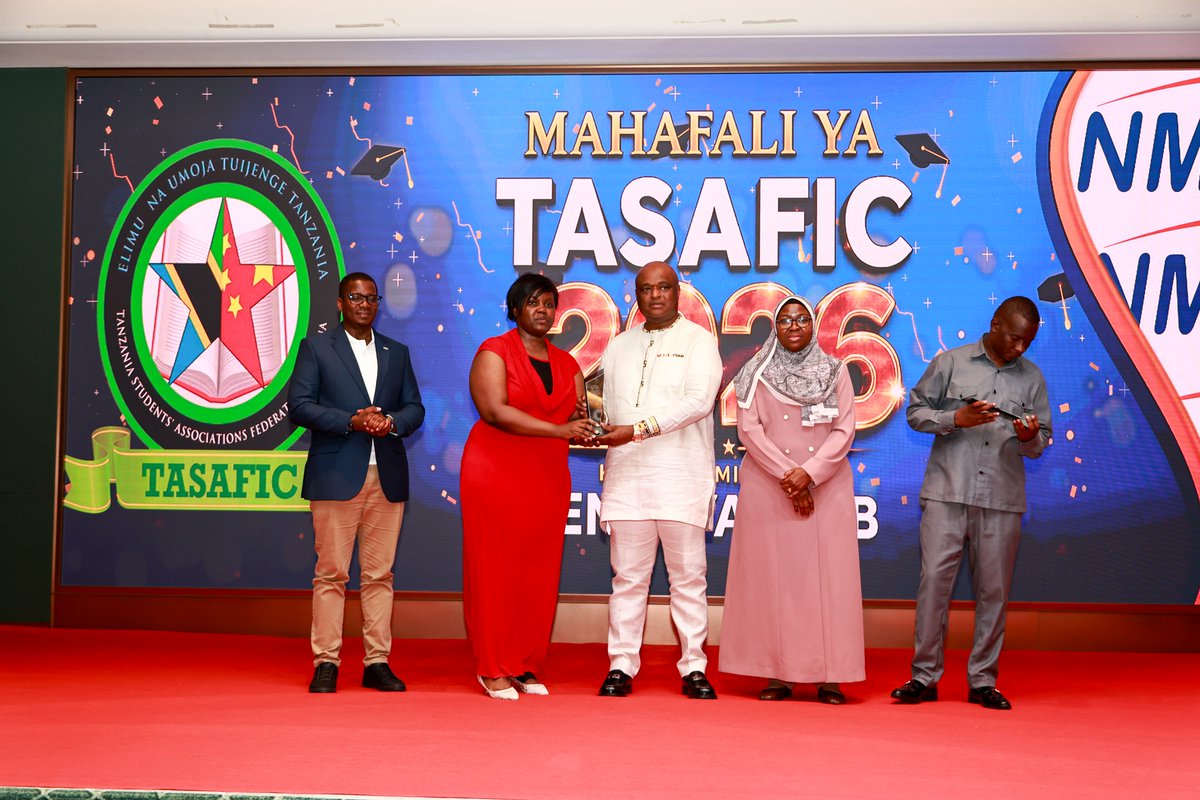 TASAFIC126244's tweet photo. Kazi ya pamoja ndio siri ya mafanikio yetu! Mgeni Rasmi, Mh. Balozi Dk. Suleiman Haji Suleiman, akigawa tuzo za heshima kwa kamati mbalimbali za TASAFIC zilizofanya vizuri zaidi na kuonyesha utendaji uliotukuka katika kipindi hiki.

#UmojaNiNguvu #TuzoZaUfanisi  #NMBBank https://t.co/jik7tiAPUM