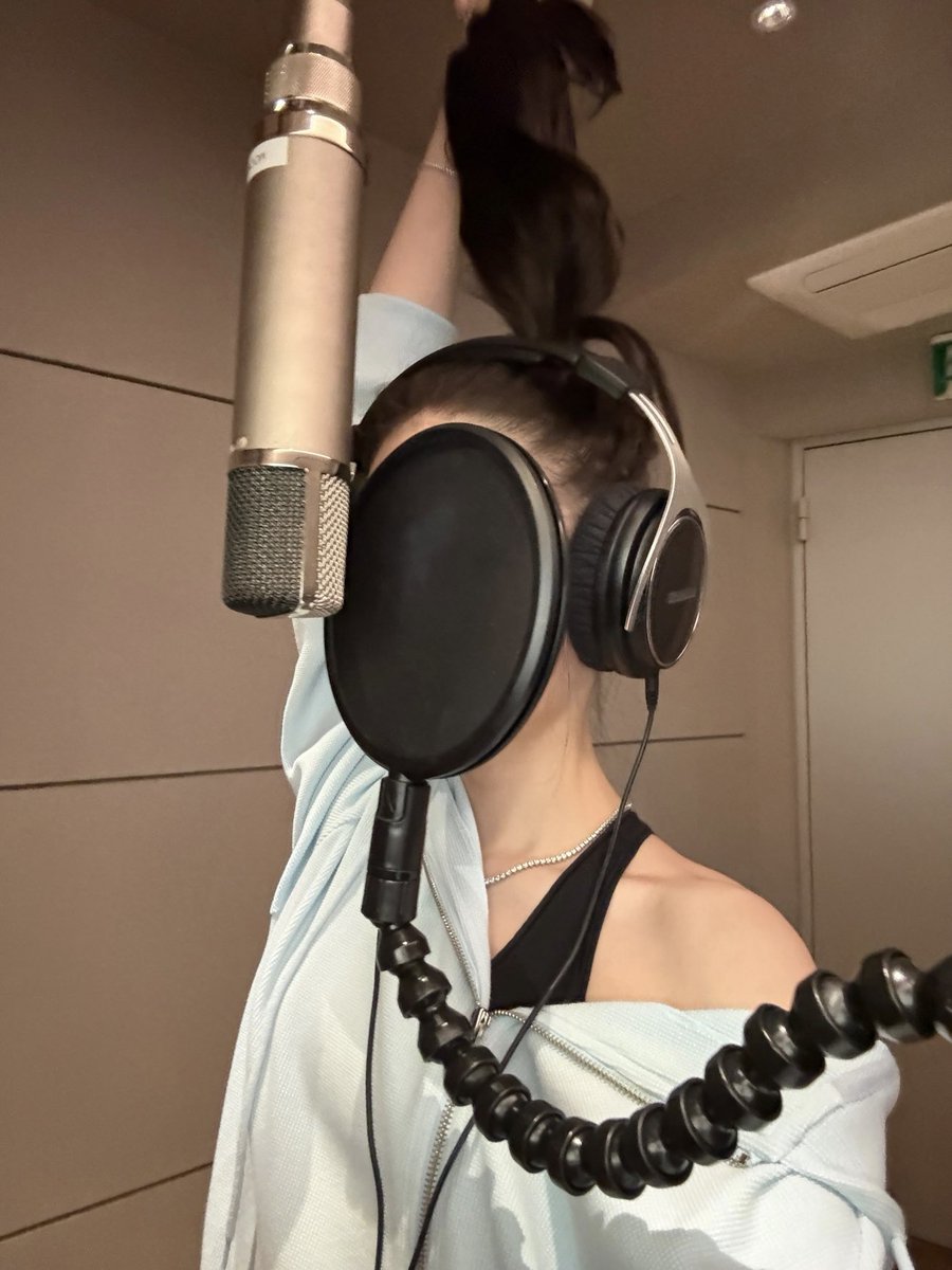 moonchigy's tweet photo. rapper annie is back!!! leggo my queenie https://t.co/l9RzLAaGqC