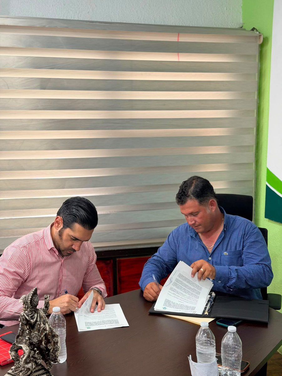 Conagua_OCFSur's tweet photo. La Conagua, a través del OCFS, y el Ayuntamiento de Arriaga firmaron un convenio de colaboración para realizar trabajos de desazolve en la red de drenaje municipal.

El convenio establece las acciones preventivas y de coordinación institucional para atender a la población. https://t.co/blIUCCPznT